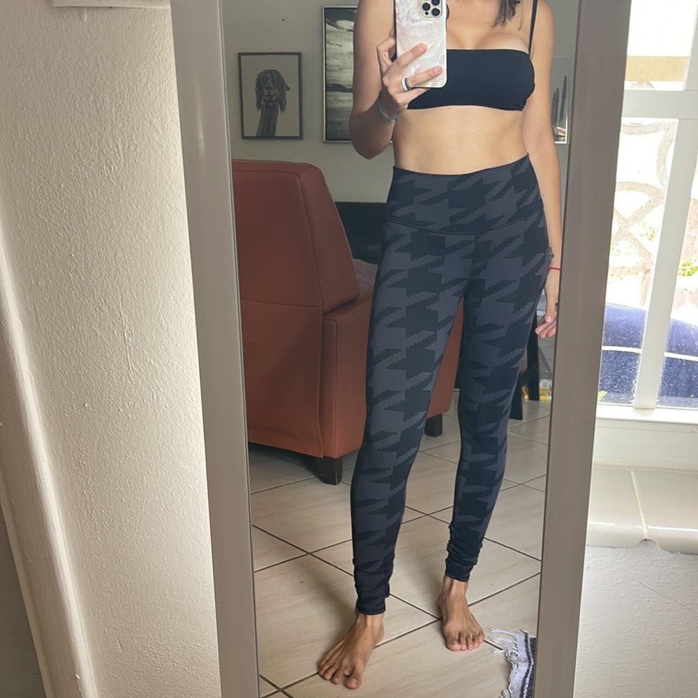 Alo yoga black and grey modern herringbone legging